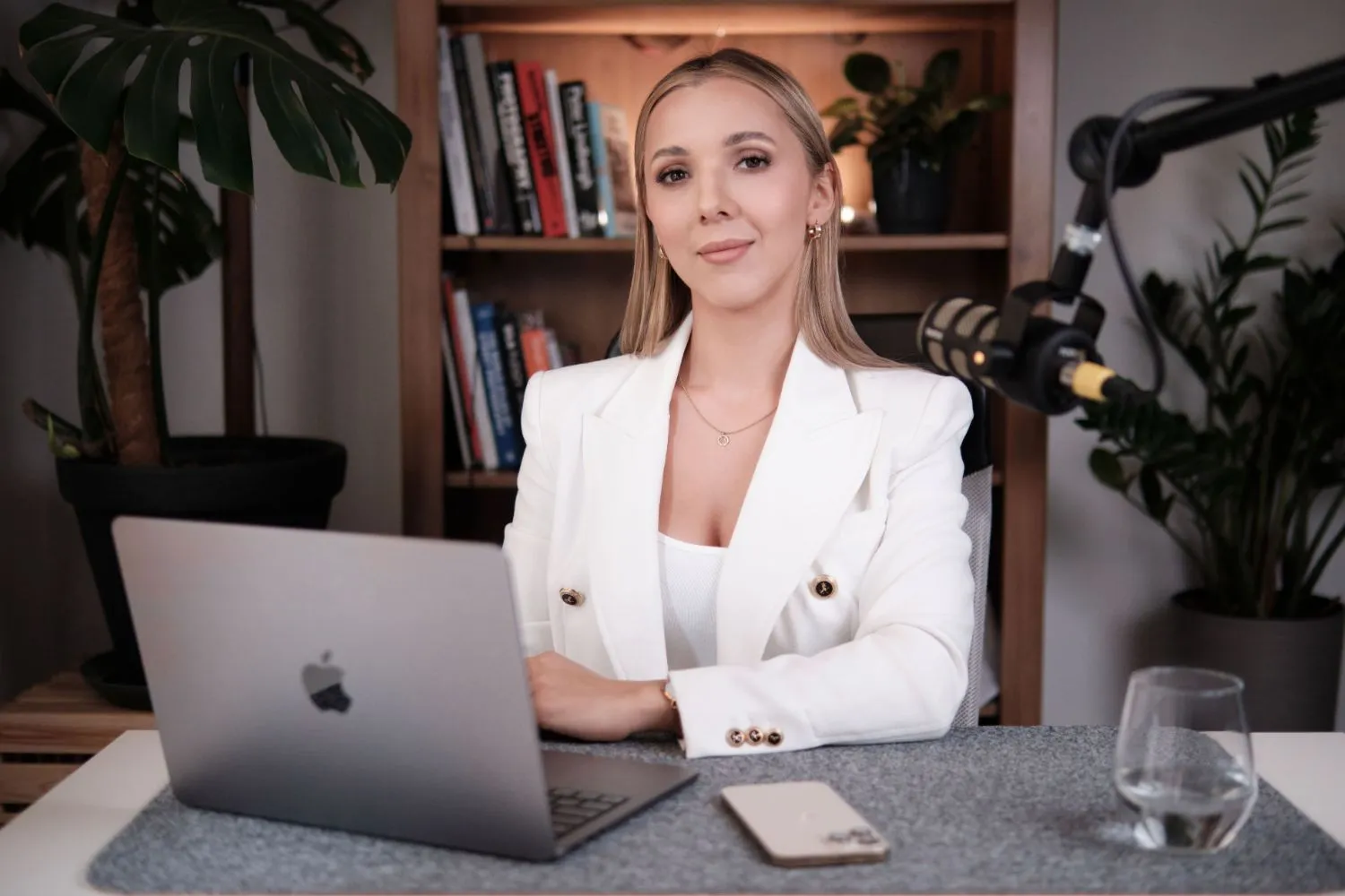 Karina Kamińska-Plinta przy biurku z laptopem — mentoring biznesowy dla makijażystek