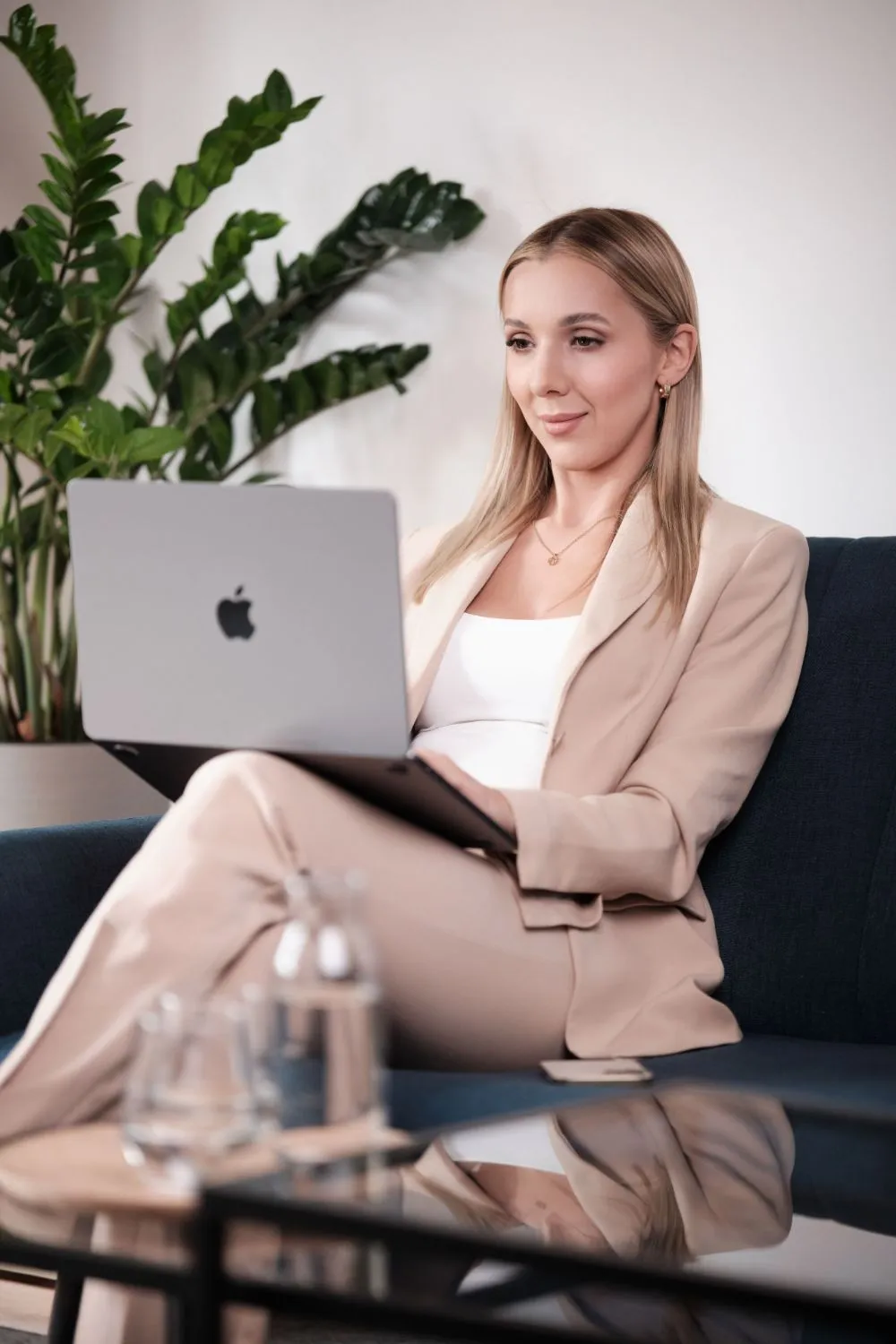 Karina Kamińska przy pracy nad portfolio i materiałami — mentoring dla makijażystek