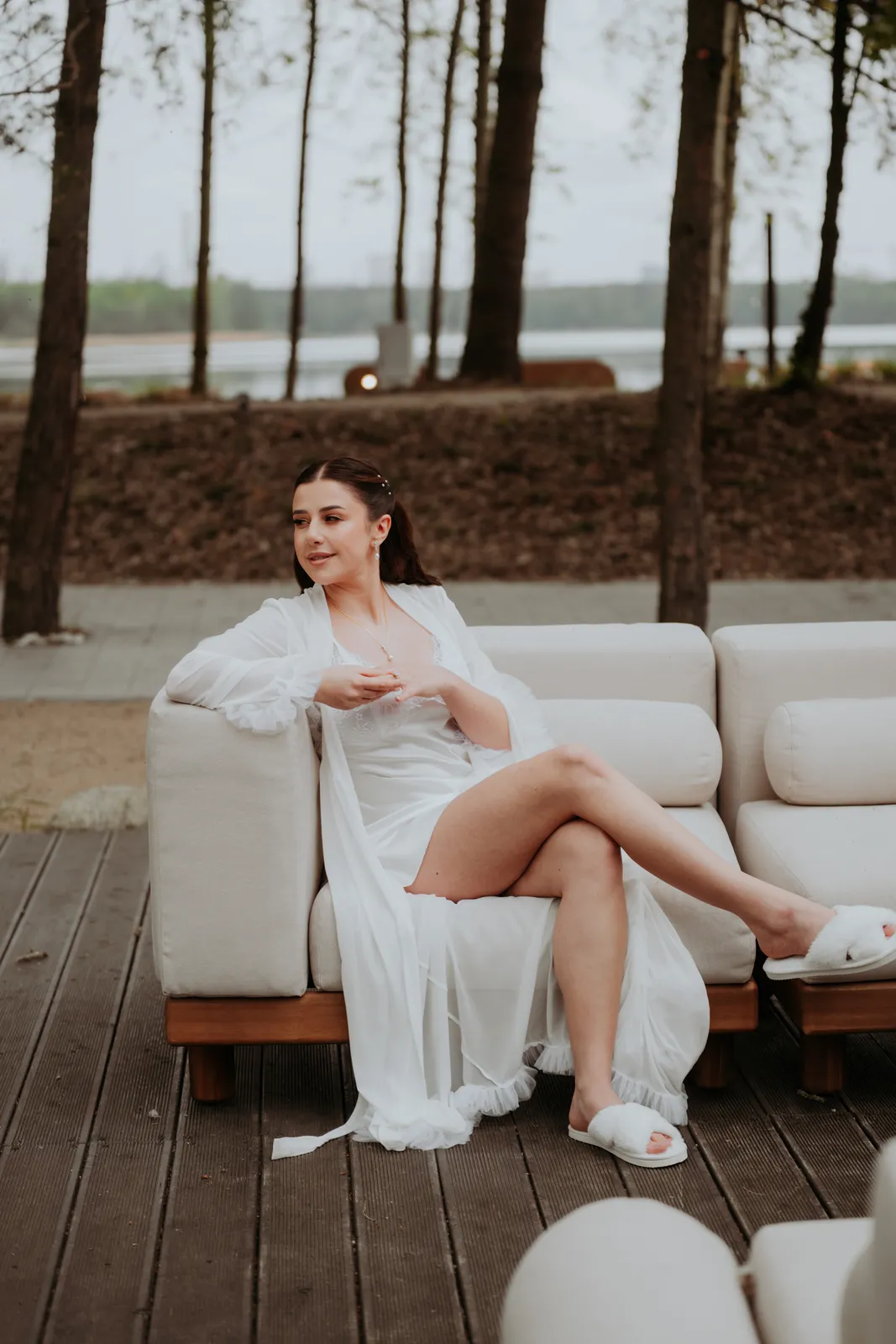 Naturalny makijaż ślubny natural look — rozświetlona cera panny młodej